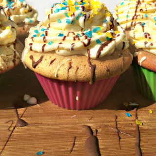 Fresh Mango Cupcake with Mango Frosting - Anna Can Do It! * Fresh Mango Cupcake with Mango Frosting is a rich vanilla cupcake with fresh mango pieces with luscious mango frosting. It's probably not my healthiest recipe, but believe me, worth to try it!