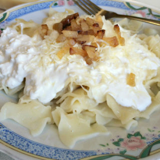 Hungarian Cottage Cheese Noodles - Anna Can Do It! -The Hungarian Cottage Cheese Noodles is a wonderful heartwarming comfort food. It's a noodle dish topped with cottage cheese, sour cream, fried bacon bits and sometimes grated cheese.